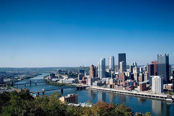 匹兹堡号的照片, 以高楼大厦为特色的宾夕法尼亚州天际线, rivers, bridges, and blue skies